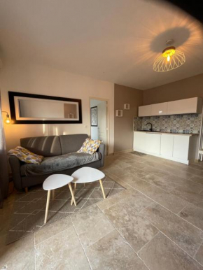 CONFORTABLE T2, PARKING PRIVE dans RESIDENCE SECURISEE